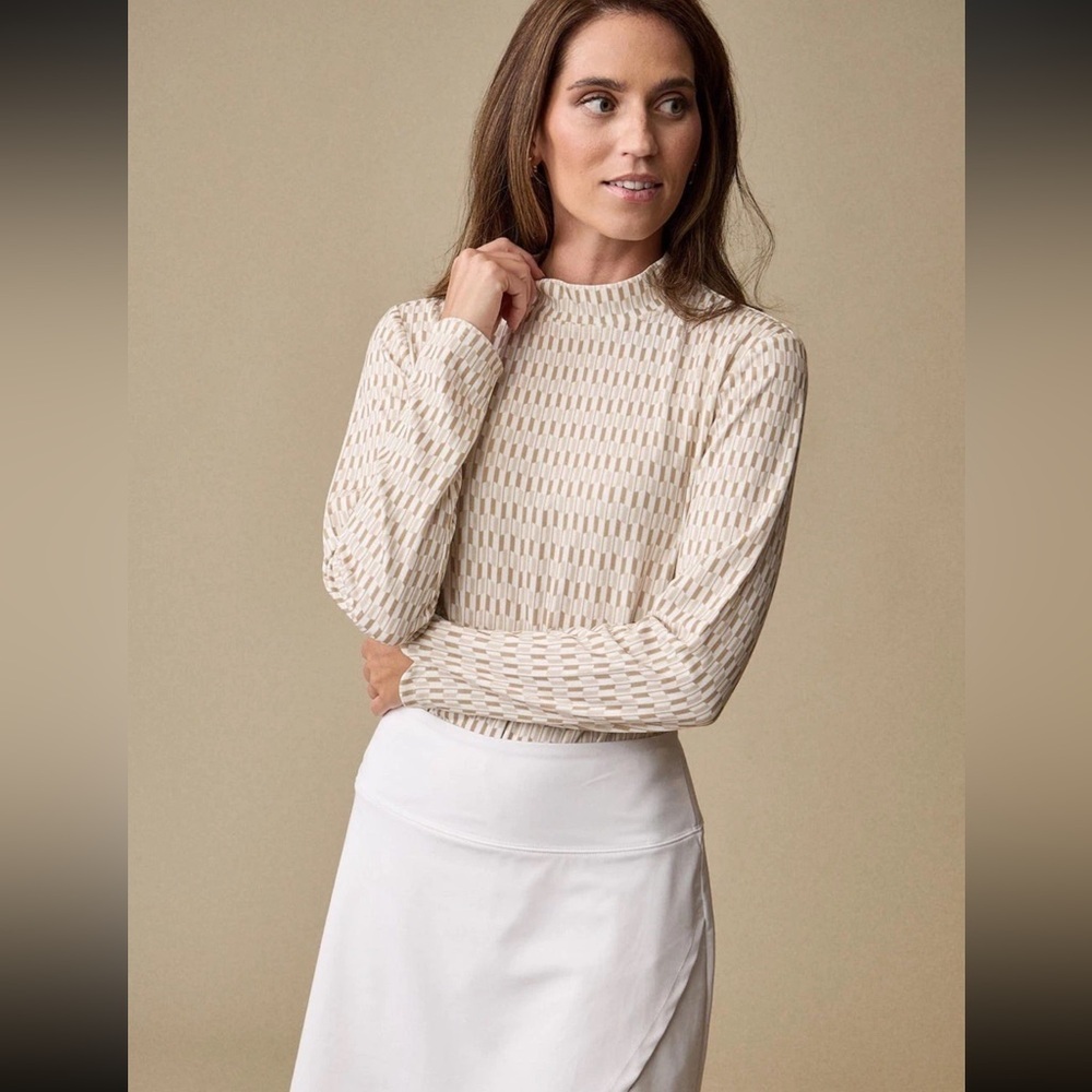 A PUTNAM size S Long Sleeve Keyyhole Top Scored Bisque